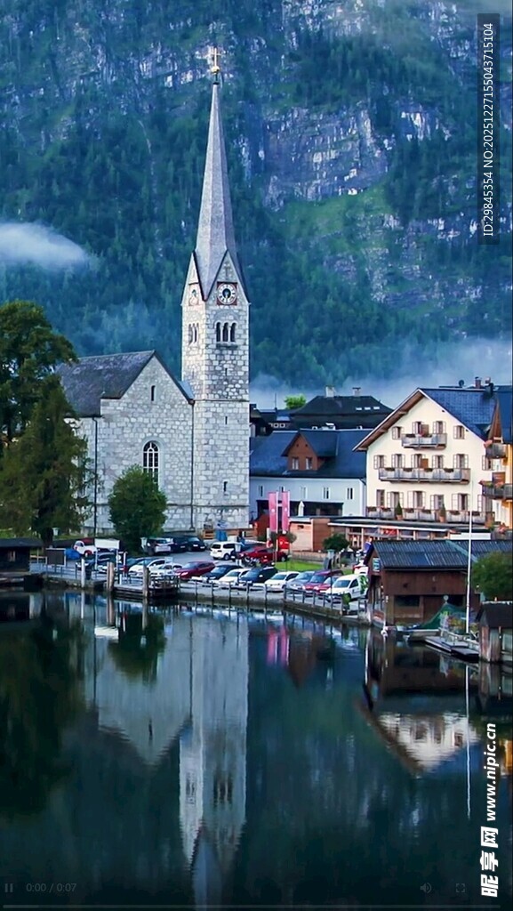 湖畔小镇美景倒映