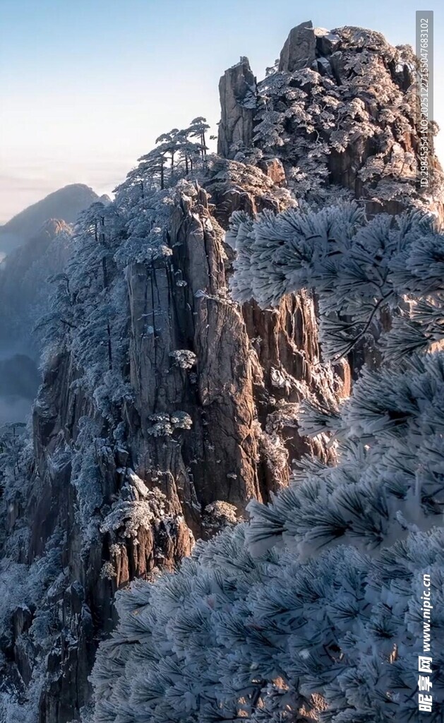 雪覆奇峰
