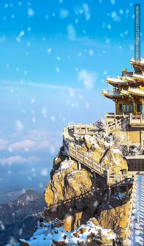 雪后山顶古建筑壮丽景观