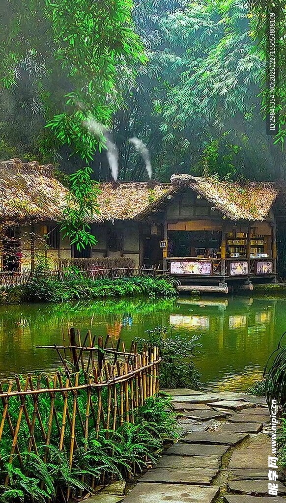 山林中的古朴水边小屋