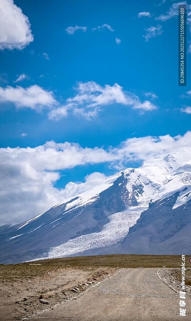 雪山下的旷野之路