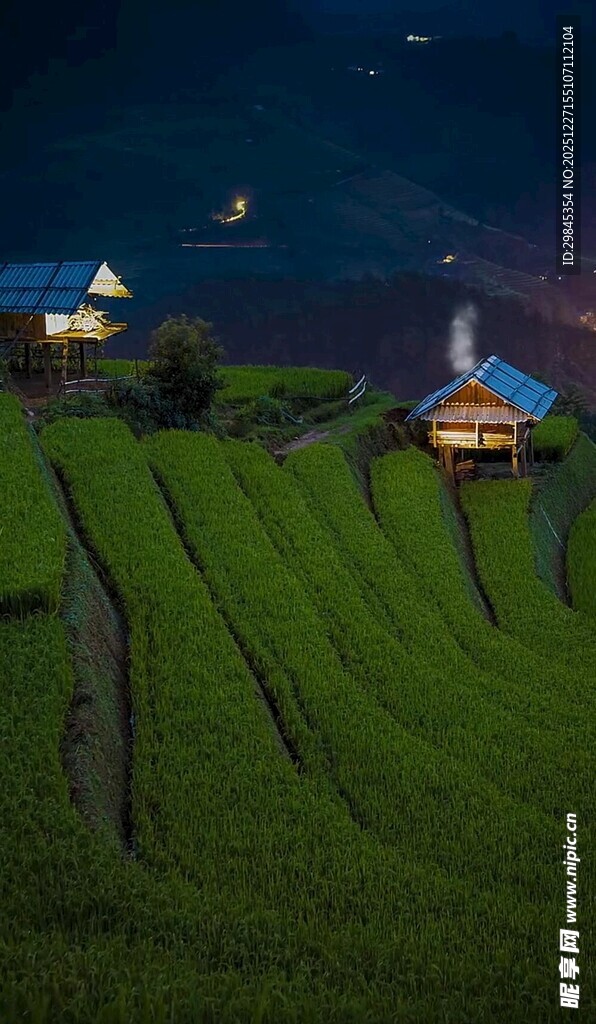 夜幕下的梯田与小屋