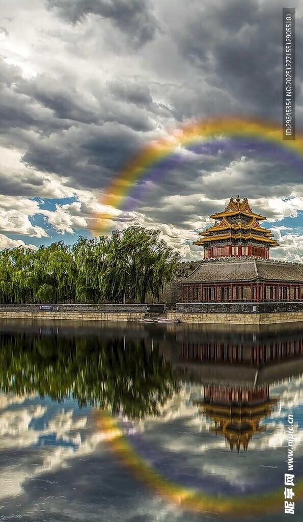 湖畔古建映于波光云影间