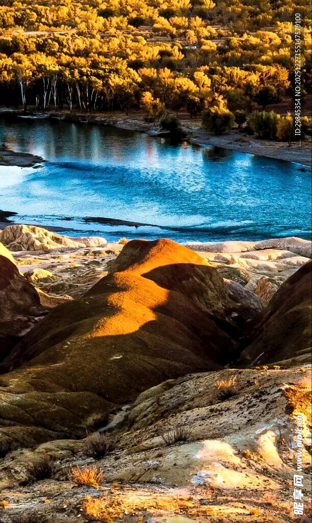 秋日山间蓝湖与斑斓景致
