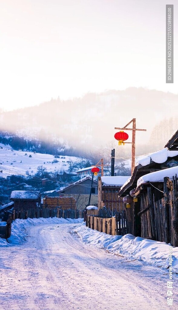 雪中小镇挂红灯笼景象