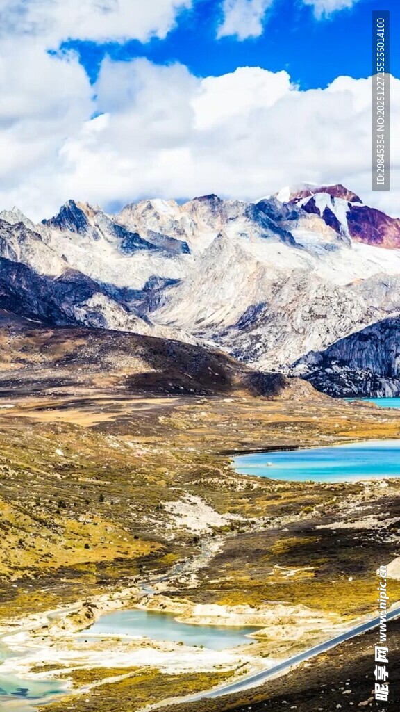 壮丽雪山下的多彩湖泊