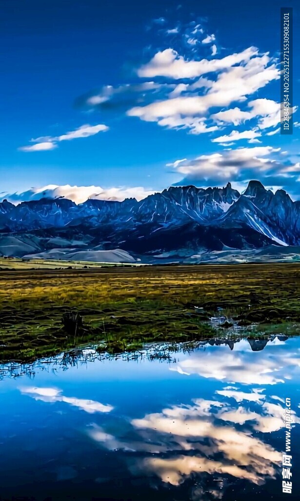 雪山湖泊美景倒映