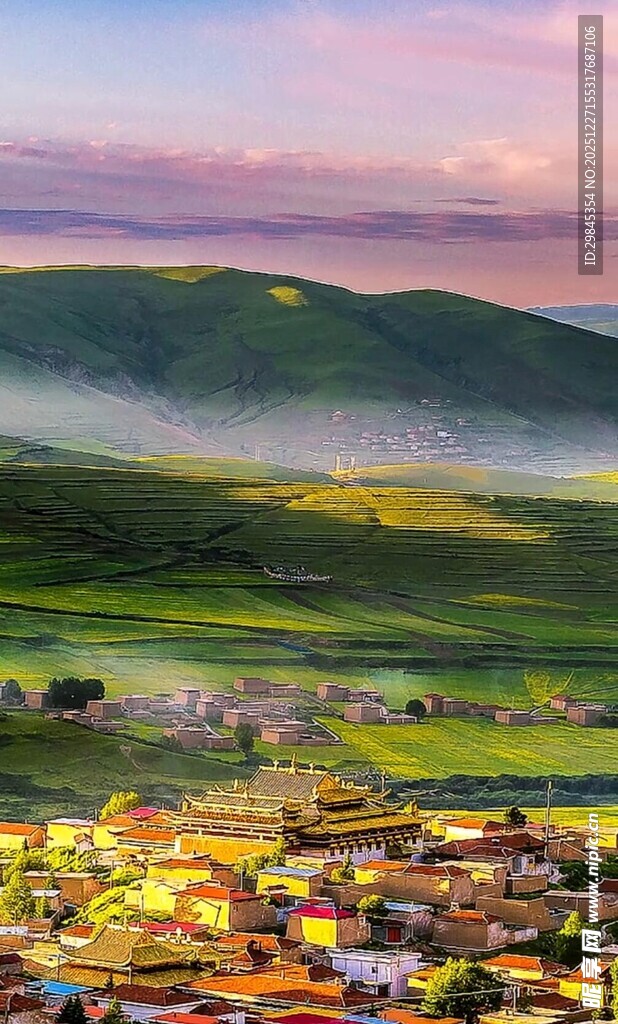 山间村落的梦幻黄昏美景