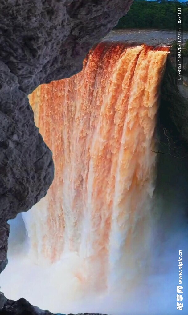 壮观瀑布从岩石间倾泻而下