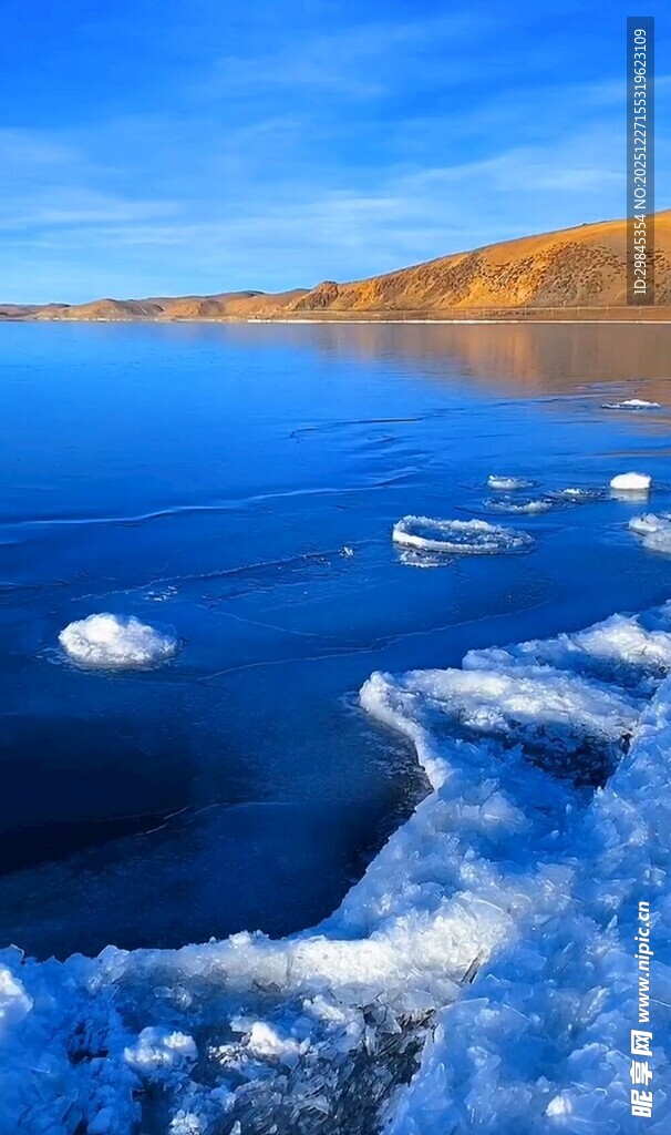 冰封湖面的美丽自然景观
