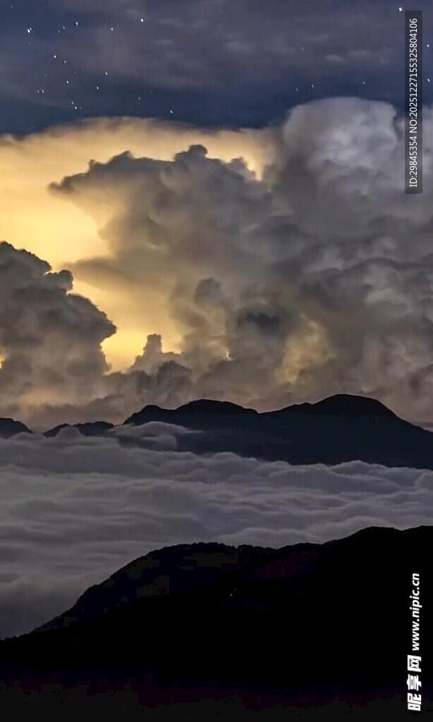 云海中的壮丽山峦景观