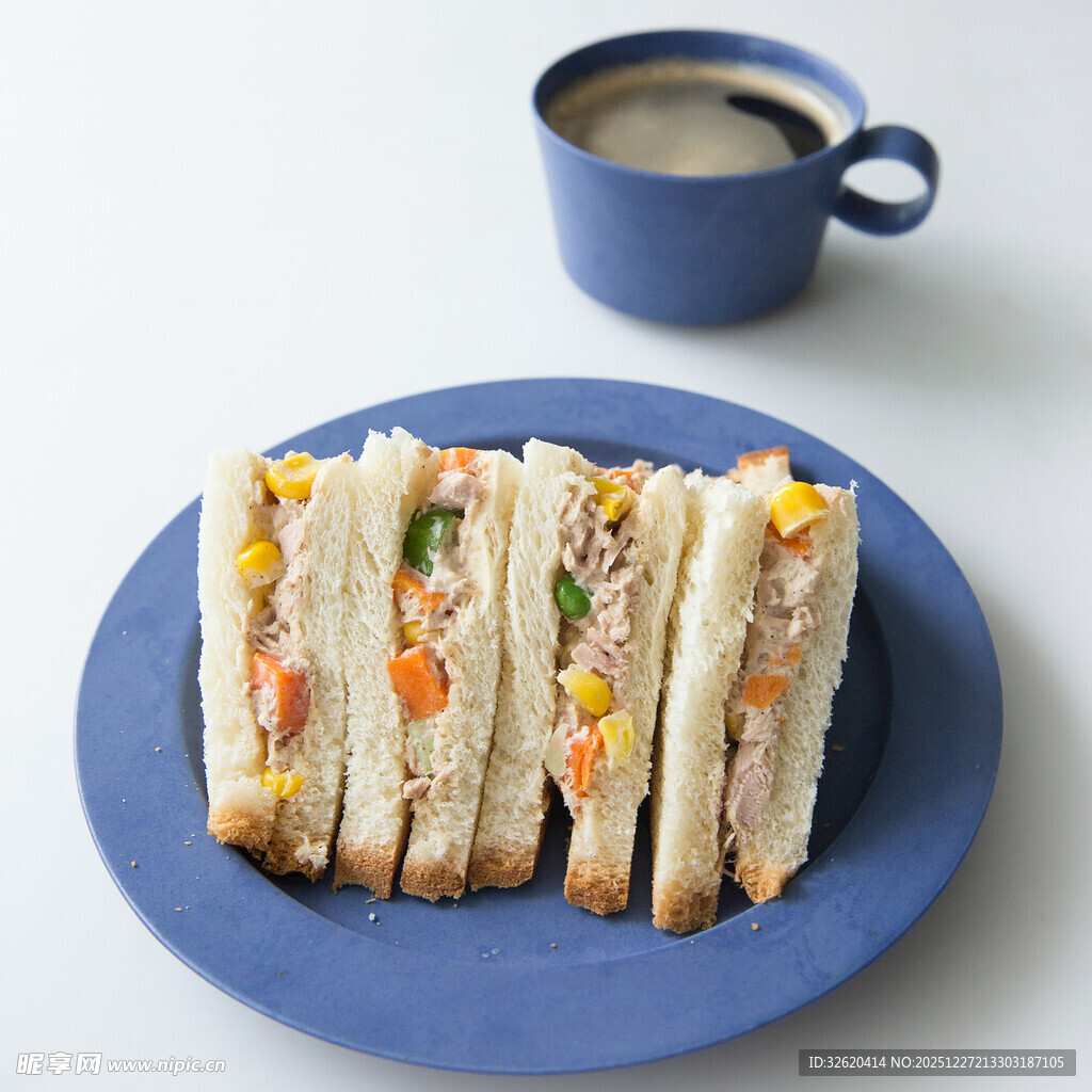 三明治搭配咖啡