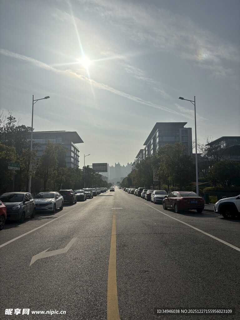 城市街道阳光照耀景象