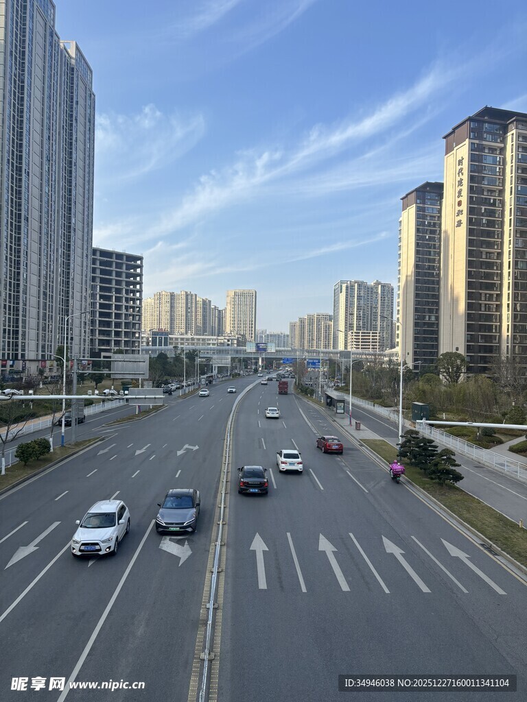城市宽阔道路上的车辆行驶