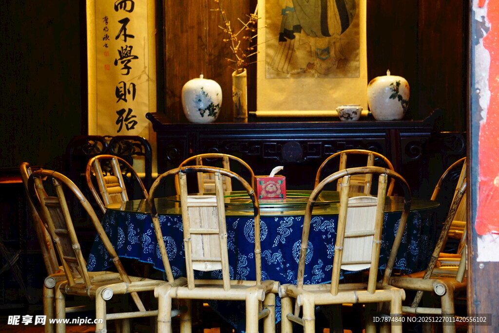 中式典雅餐厅桌椅布置