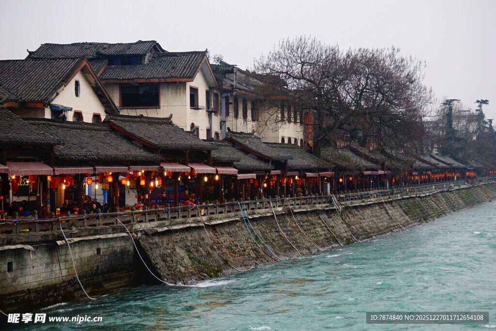 都江堰畔古建临河美景