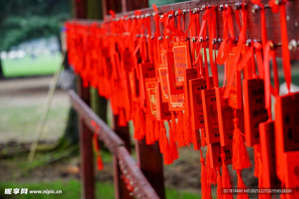 祈福红绸挂架上