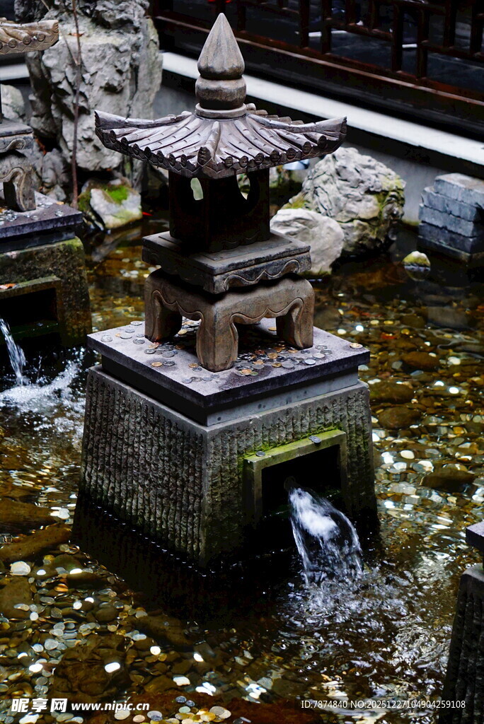 日式石灯笼 潺潺流水景致