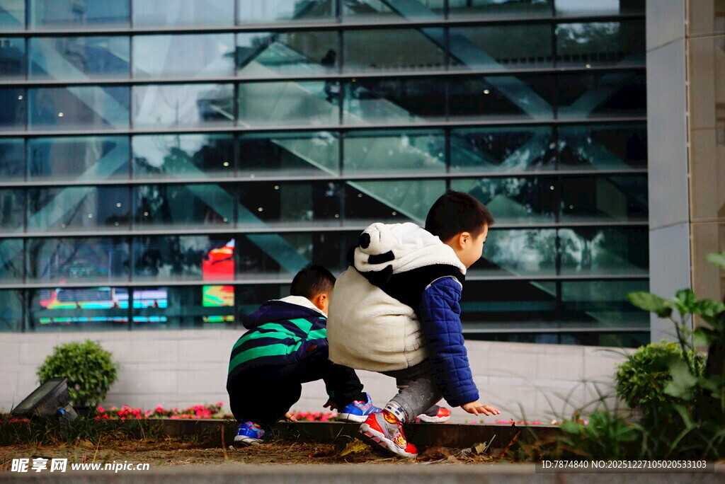 雨中孩童专注观察植物