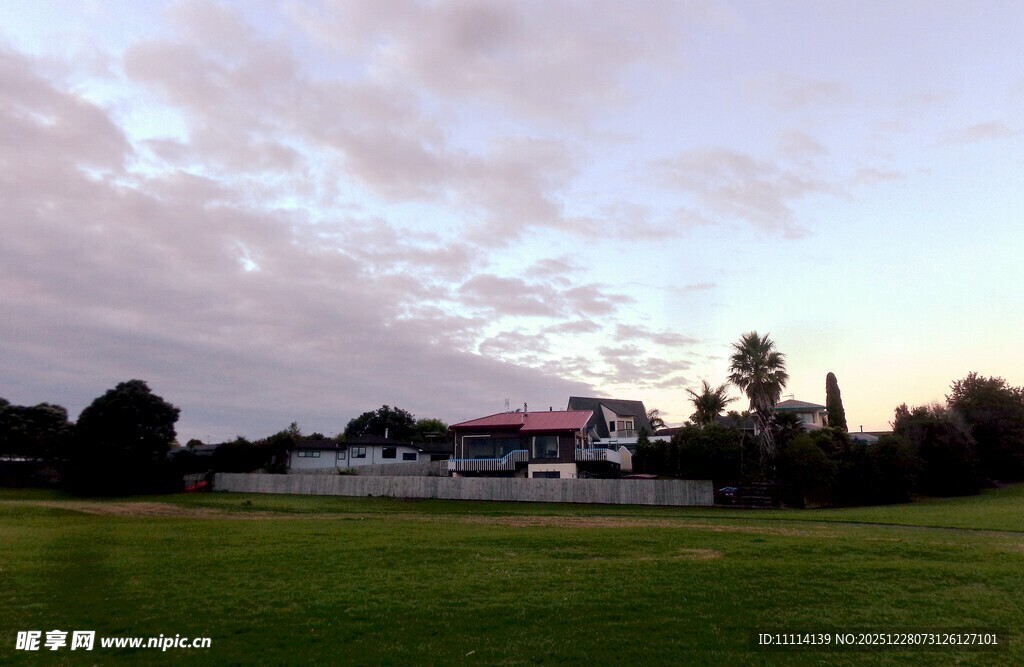 海滨小镇黄昏风景