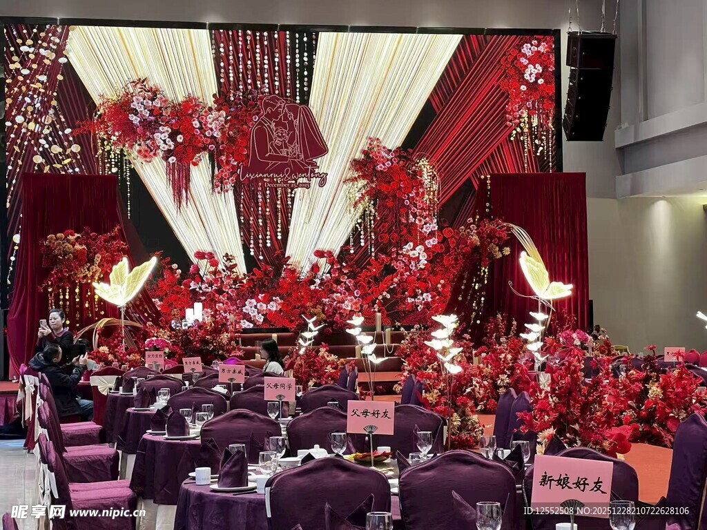 喜庆红色系婚礼宴会现场