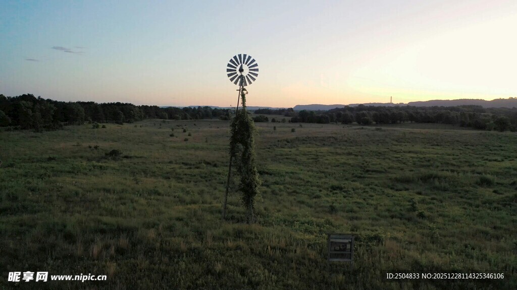 日落草原上的指示标志
