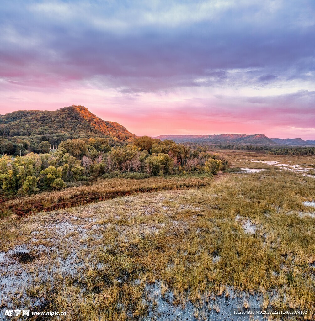 黄昏下的旷野与远山美景