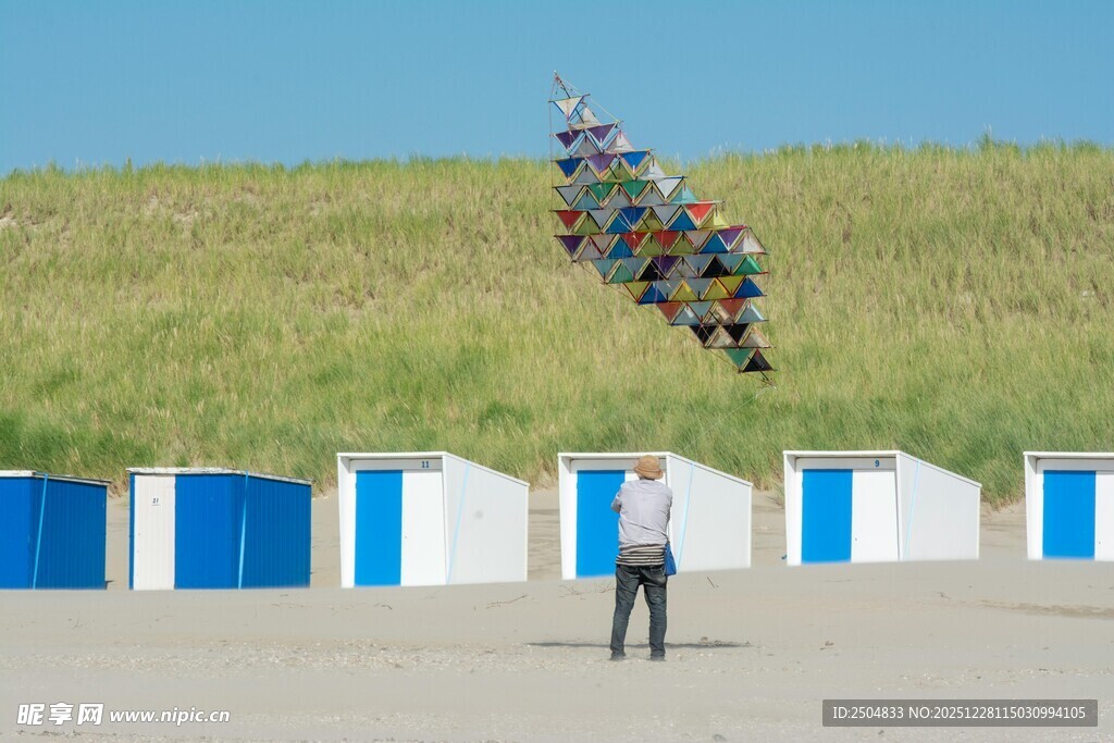 海边人放飞多彩风筝
