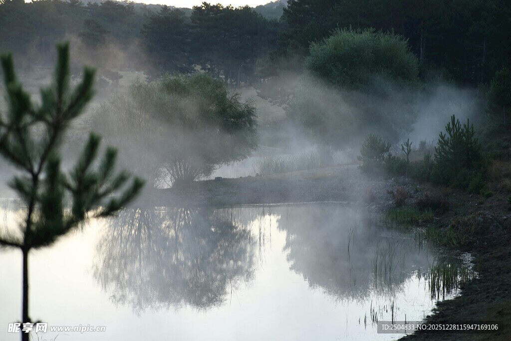 晨雾中的静谧山水景