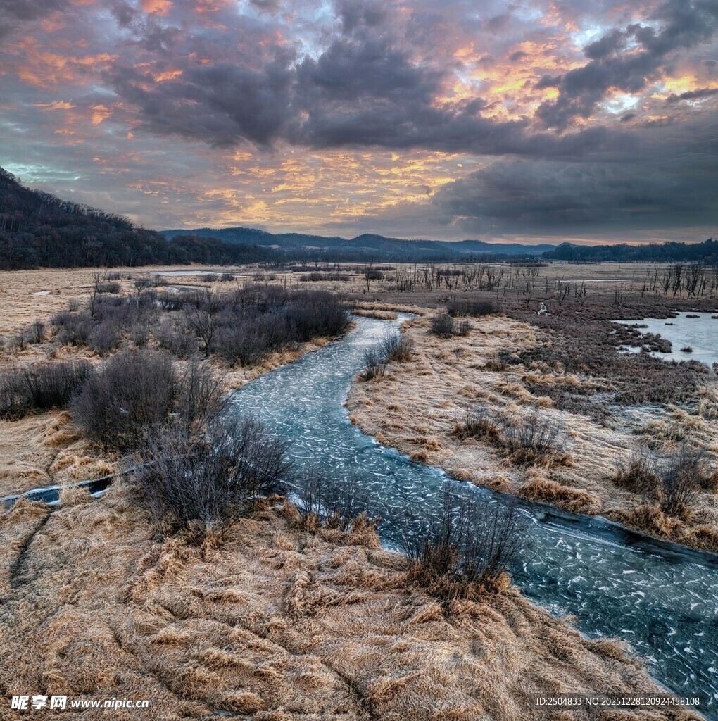 黄昏下的旷野河流美景