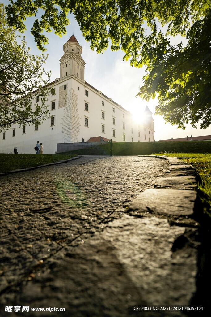 阳光照耀下的古老白色建筑