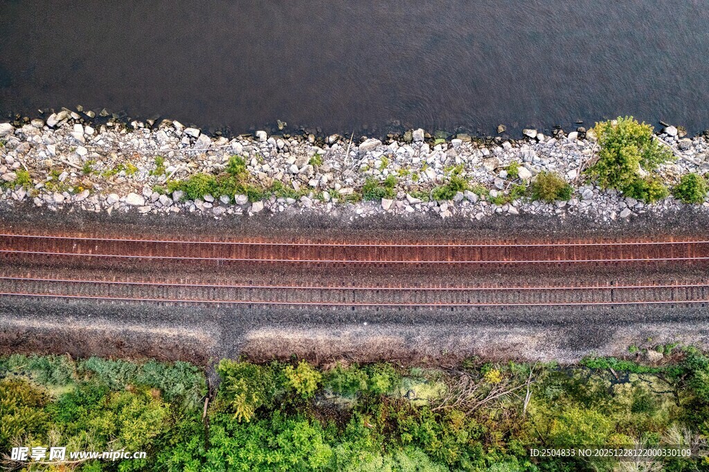 铁轨旁的碎石与绿植景观