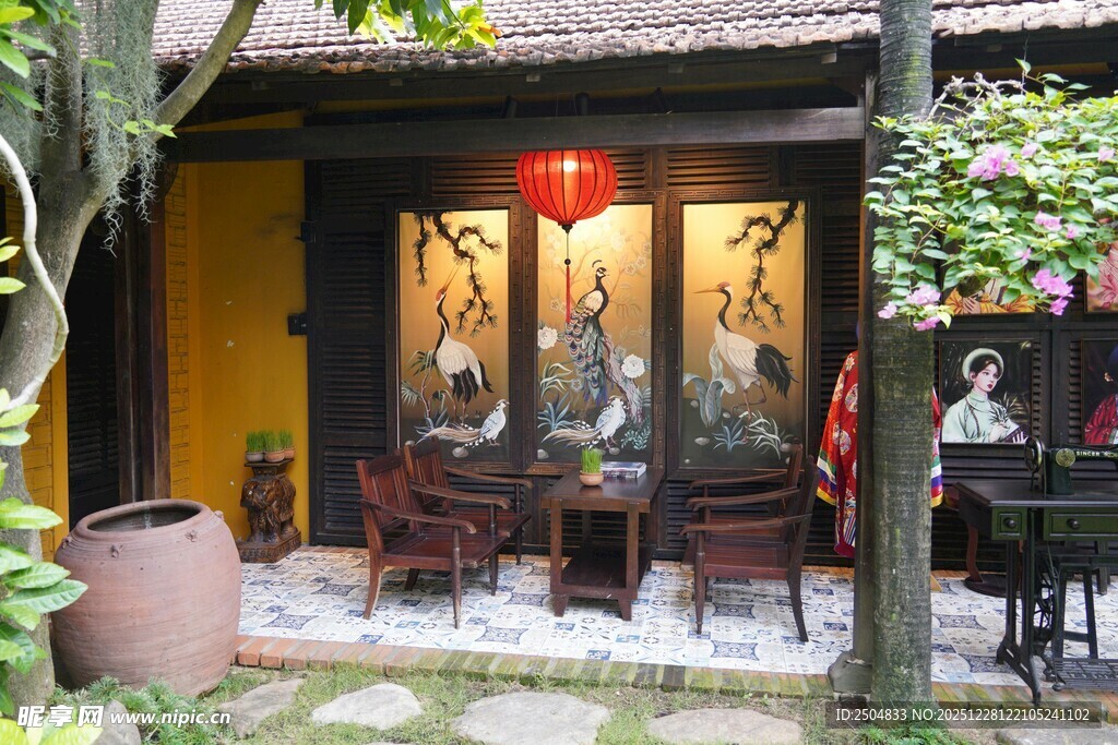 中式庭院内的古朴雅致景致