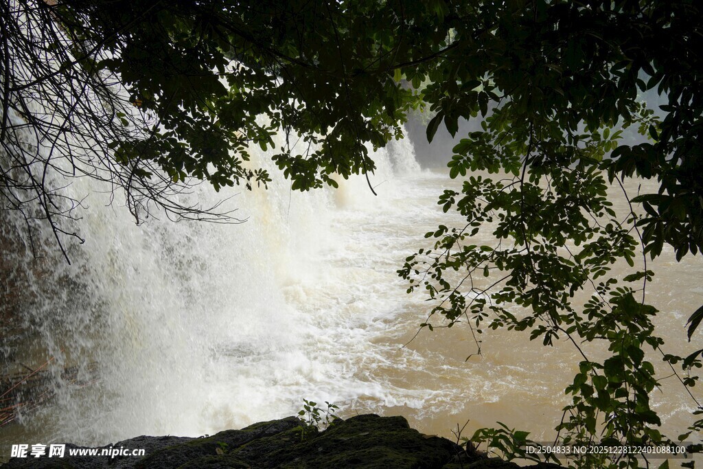 林间瀑布景观