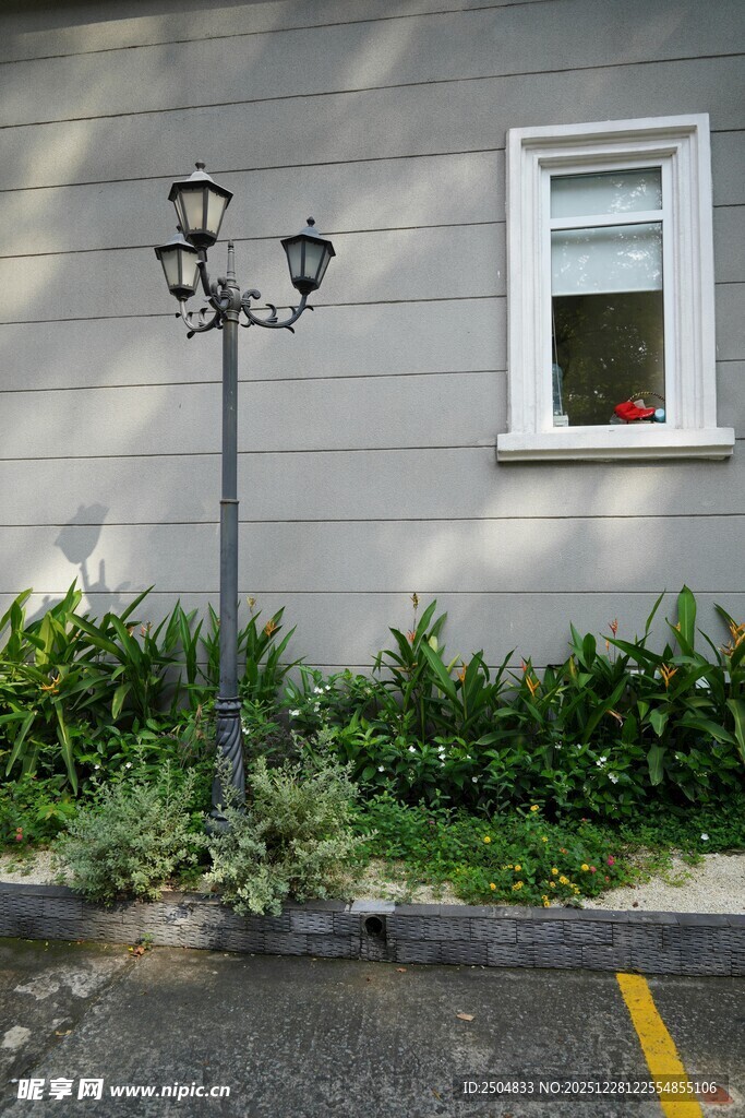 户外复古路灯与绿植景观