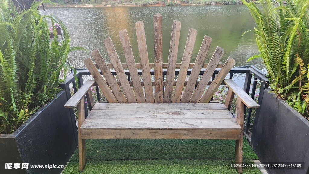 户外木质长椅配绿植装饰
