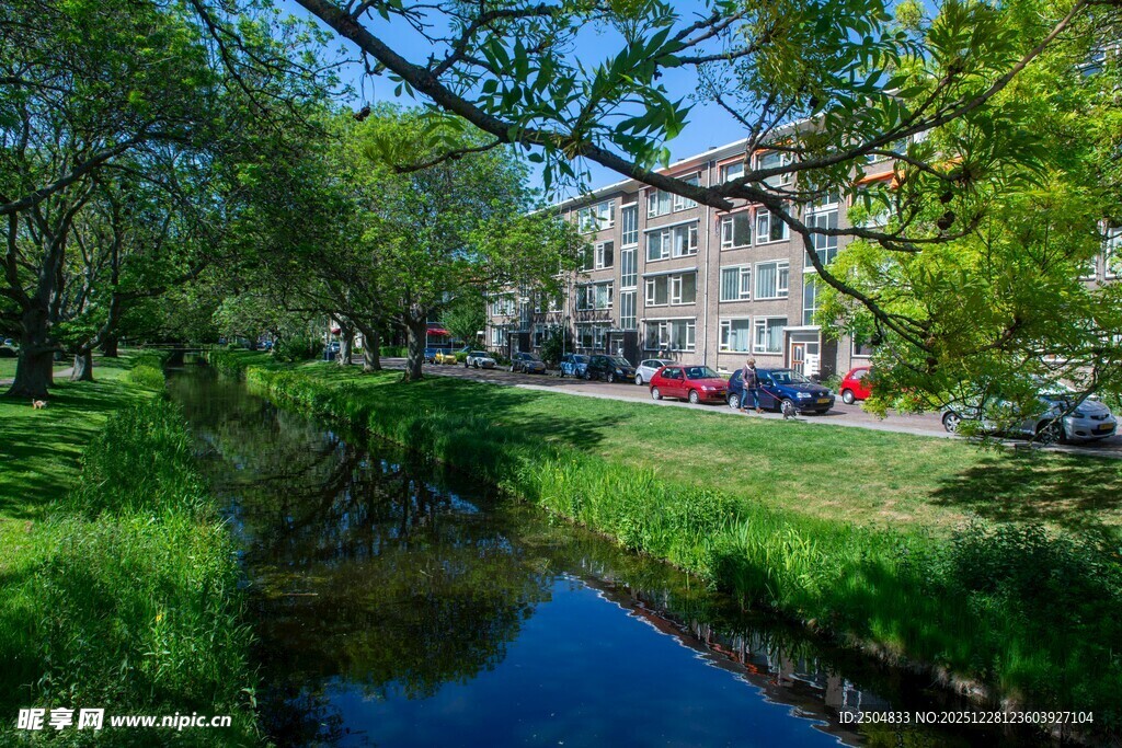 河畔绿树环绕的美丽建筑