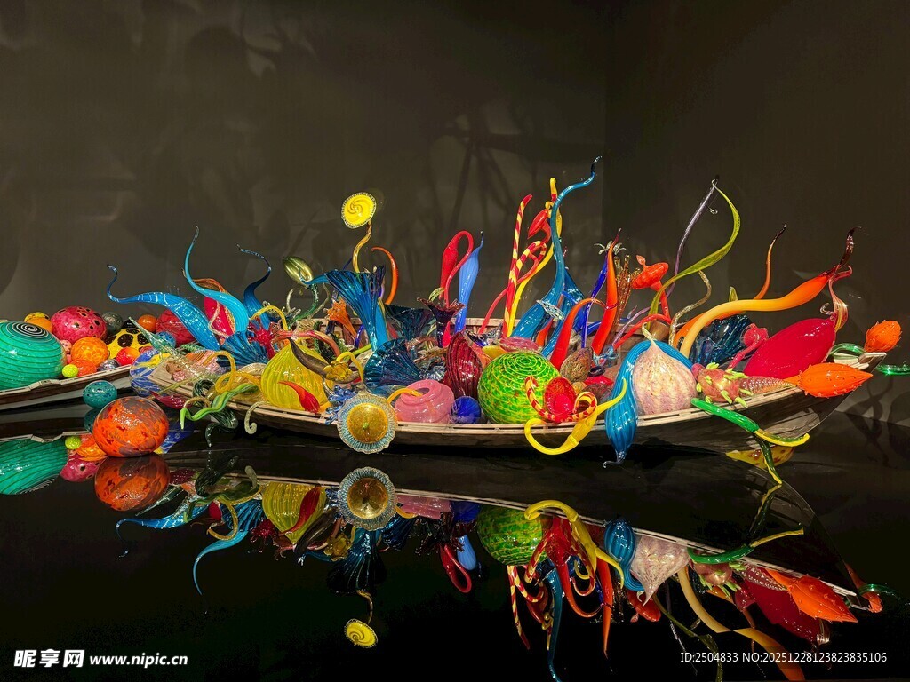 多彩颜料飞溅艺术瞬间