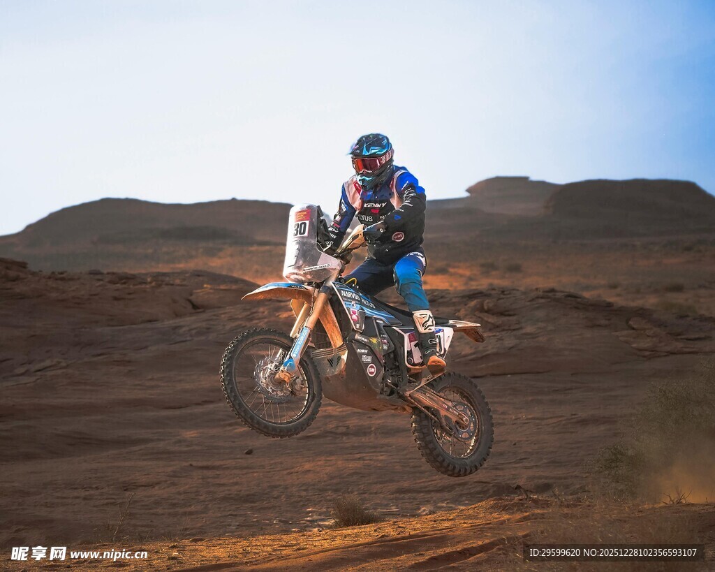 越野摩托骑手驰骋荒野