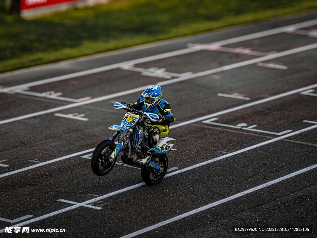 摩托车手赛道飞驰