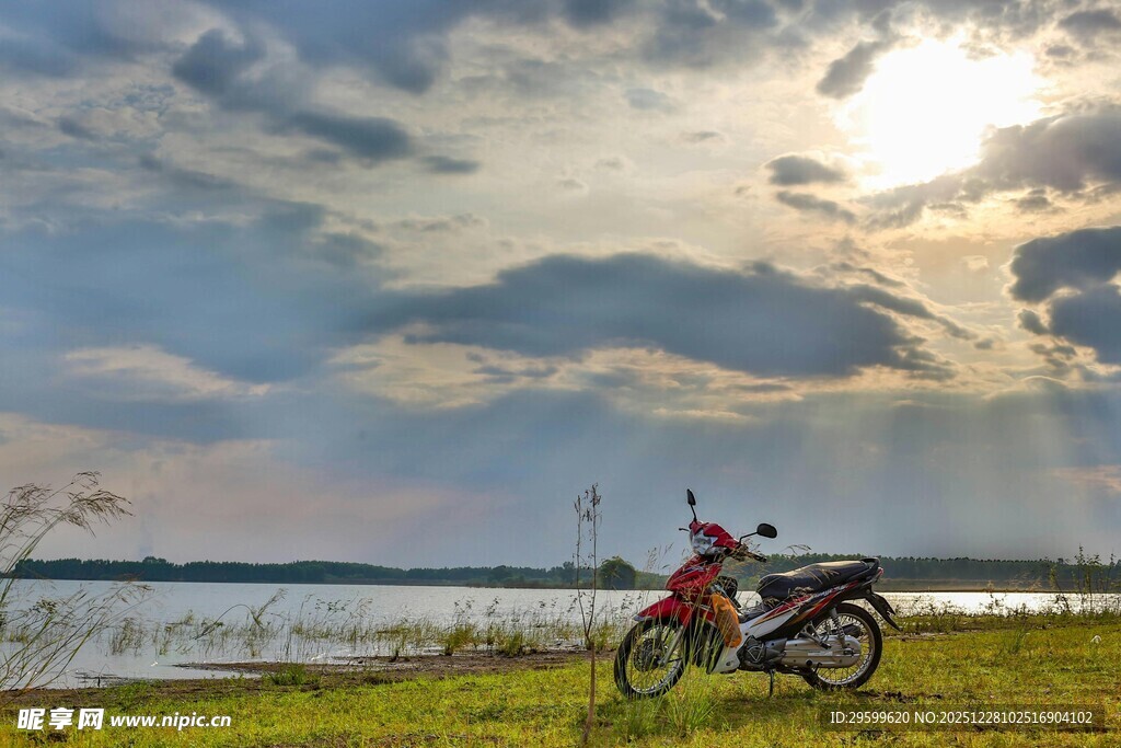 夕阳下的湖畔摩托车风景