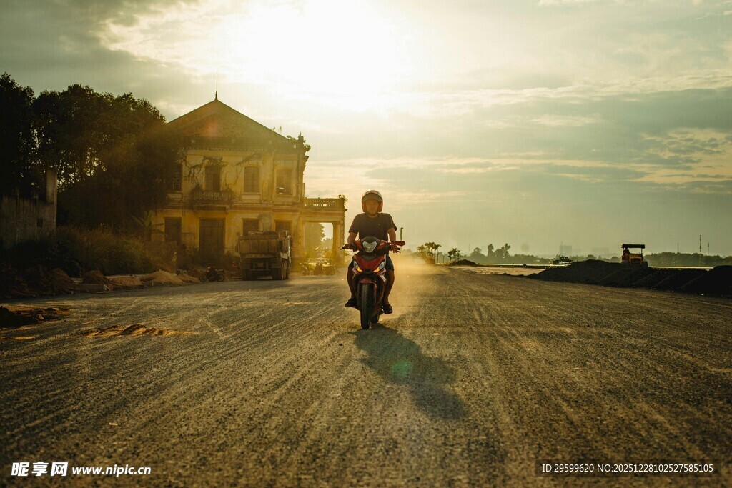 夕阳下骑行于乡间小道