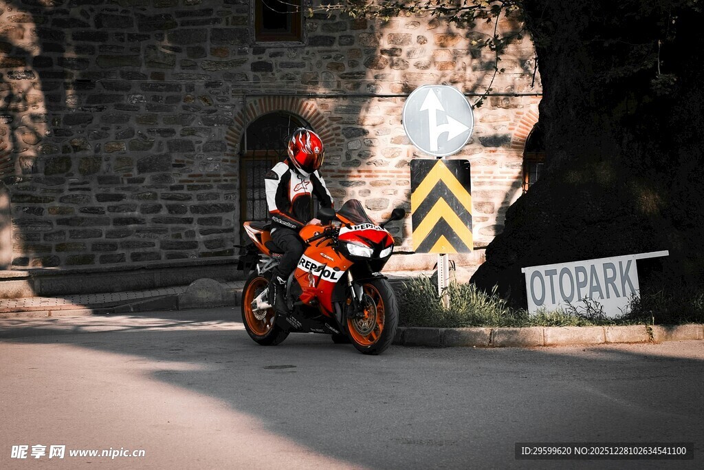 摩托车手于道路骑行瞬间