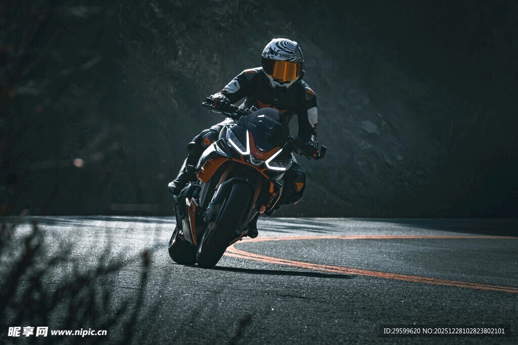 公路上飞驰的炫酷摩托车手