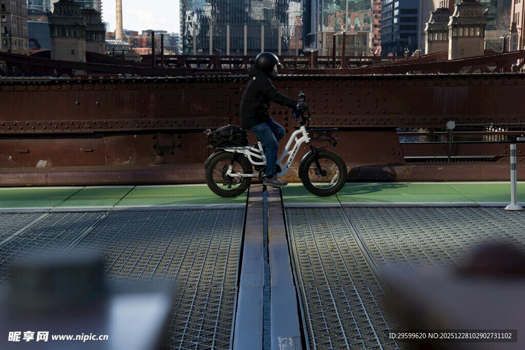 城市屋顶上的摩托车骑行者