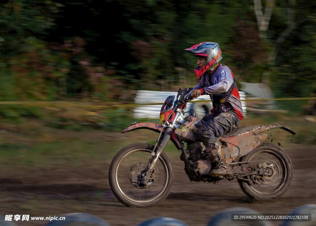 越野摩托骑手驰骋赛场