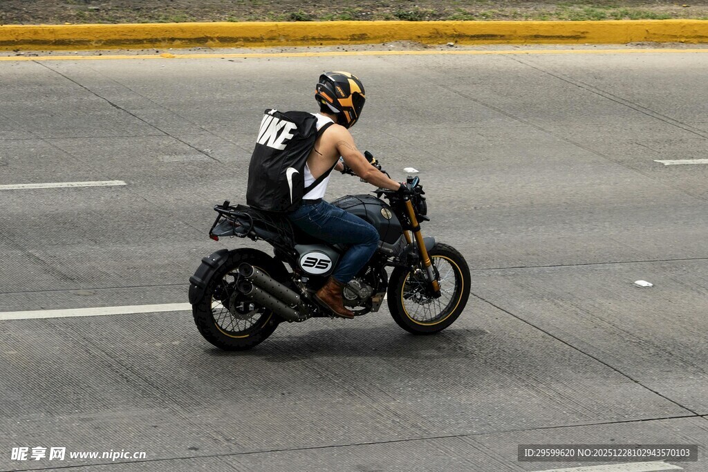 男子骑摩托车驰骋在路上