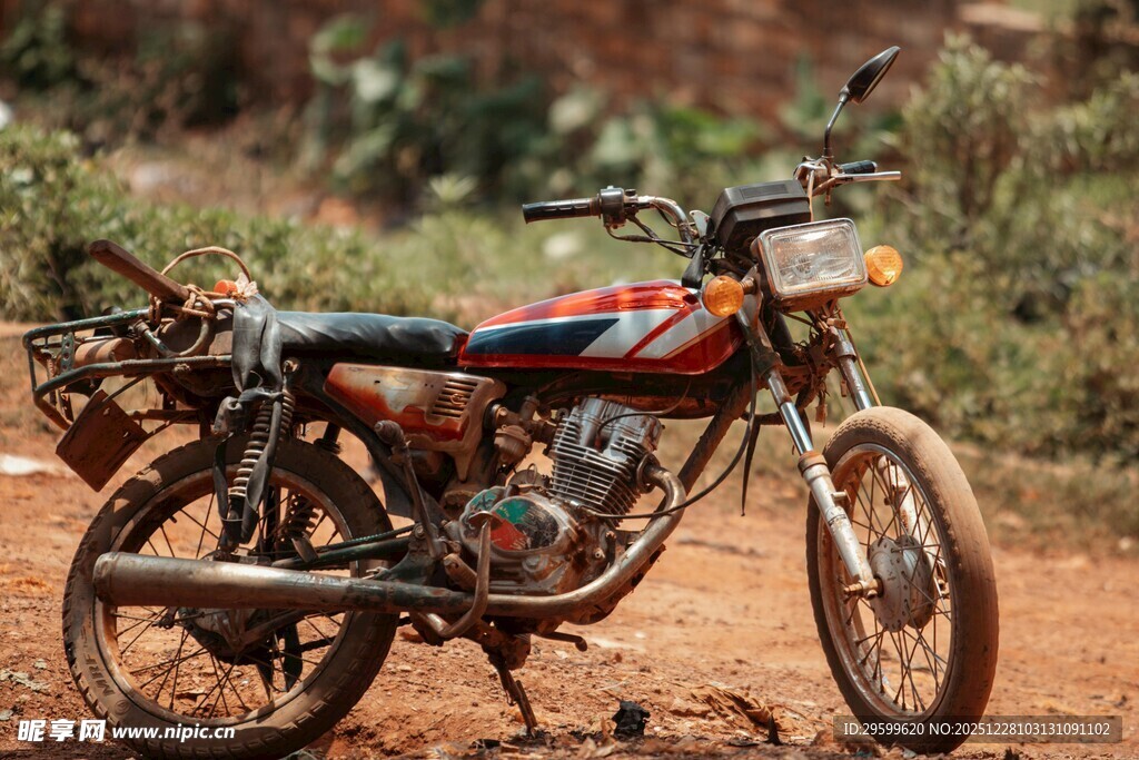 复古摩托车停在泥土地上