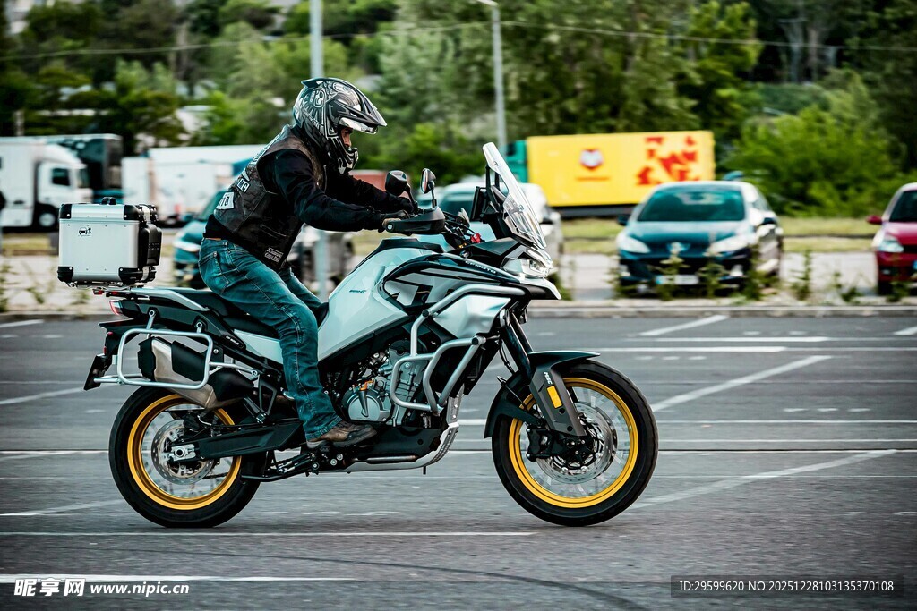 骑士驾驶酷炫摩托车驰骋