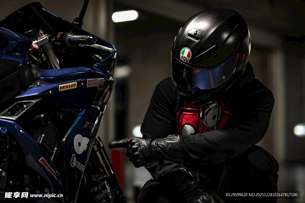 摩托车手专注检修爱车